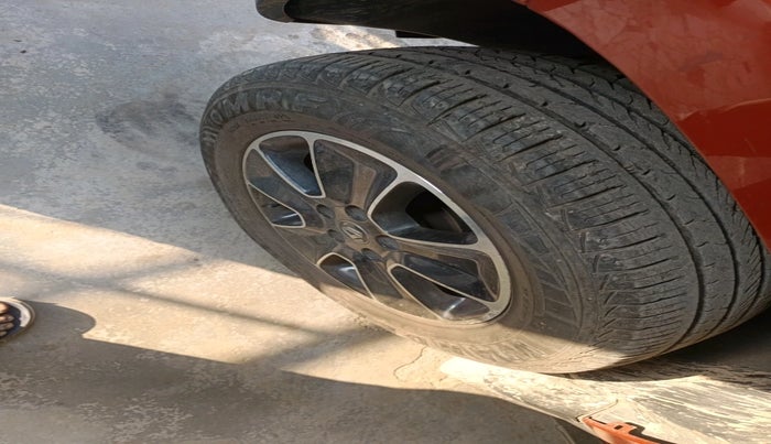 2017 Renault Duster RXS CVT, Petrol, Automatic, 19,221 km, tyre