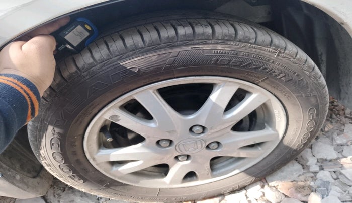 2015 Honda Brio VX MT, Petrol, Manual, 57,882 km, tyre