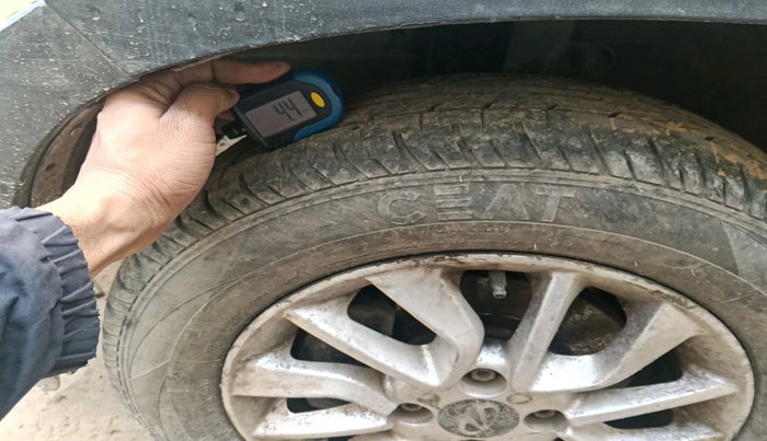 2017 Mahindra Kuv100 K6 PLUS 6 STR, CNG, Manual, 87,832 km, tyre