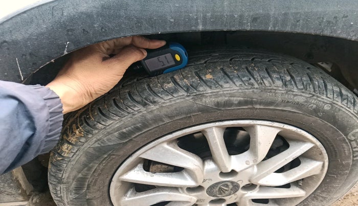 2017 Mahindra Kuv100 K6 PLUS 6 STR, CNG, Manual, 87,832 km, tyre