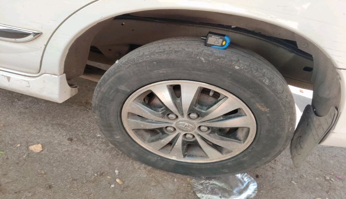 2015 Toyota Innova 2.5 VX 8 STR, Diesel, Manual, 2,47,756 km, tyre