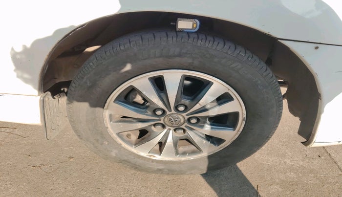 2015 Toyota Innova 2.5 VX 8 STR, Diesel, Manual, 2,47,756 km, tyre