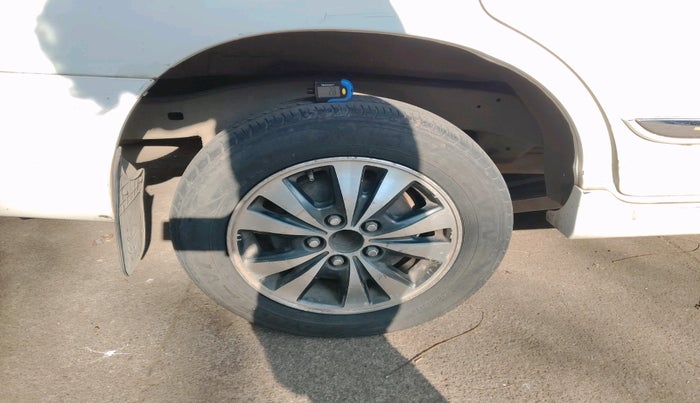 2015 Toyota Innova 2.5 VX 8 STR, Diesel, Manual, 2,47,756 km, tyre