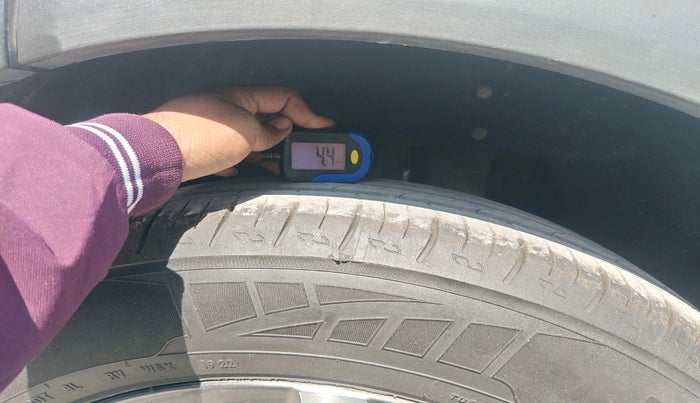 2022 Mahindra XUV700 AX 5 P AT 5 STR, Petrol, Automatic, 31,365 km, tyre