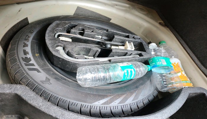 2011 Volkswagen Vento HIGHLINE 1.6 MPI, Petrol, Manual, 1,29,682 km, tyre