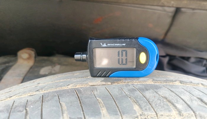 2017 Maruti Swift LXI (O), Petrol, Manual, 1,29,714 km, tyre