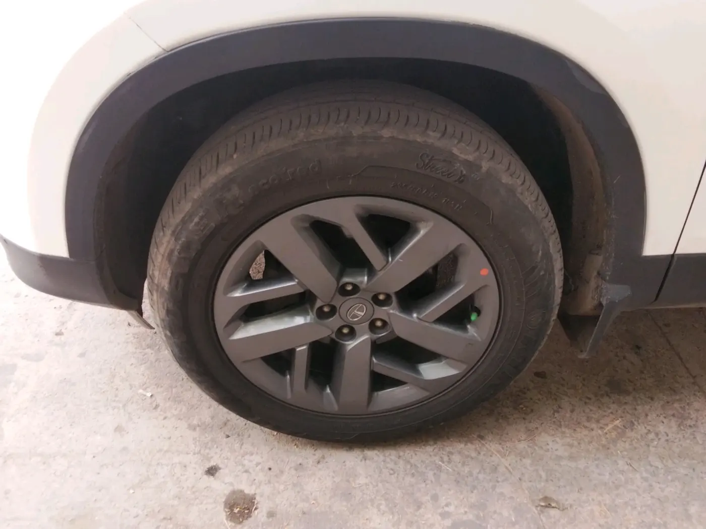 2021 Tata Safari XTA PLUS, Diesel, Automatic, 86,000 km, tyre