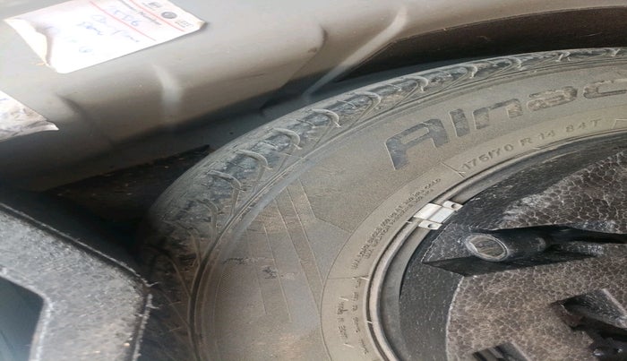 2016 Volkswagen Vento HIGHLINE 1.5 AT, Diesel, Automatic, 1,39,414 km, tyre