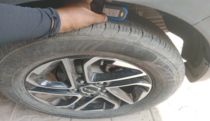 2023 KIA CARENS PRESTIGE PLUS 1.5 PETROL IMT 7 STR, Petrol, Manual, 12,116 km, tyre