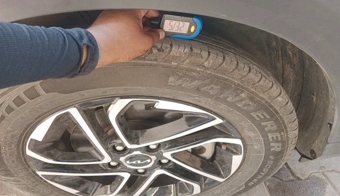 2023 KIA CARENS PRESTIGE PLUS 1.5 PETROL IMT 7 STR, Petrol, Manual, 12,116 km, tyre