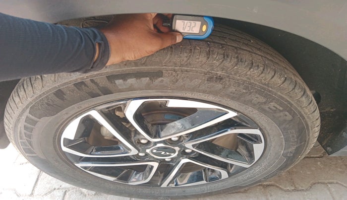 2023 KIA CARENS PRESTIGE PLUS 1.5 PETROL IMT 7 STR, Petrol, Manual, 12,116 km, tyre