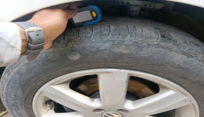 2011 Volkswagen Vento TRENDLINE 1.6, Petrol, Manual, 1,32,675 km, tyre