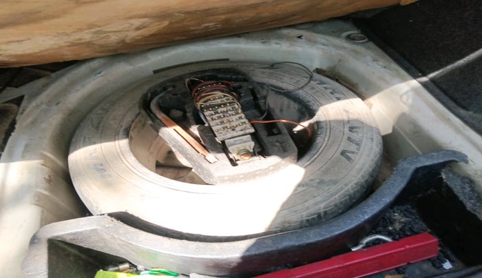 2011 Volkswagen Vento TRENDLINE 1.6, Petrol, Manual, 1,32,675 km, tyre