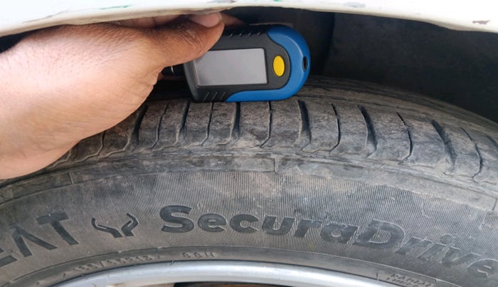 2011 Volkswagen Vento TRENDLINE 1.6, Petrol, Manual, 1,32,675 km, tyre