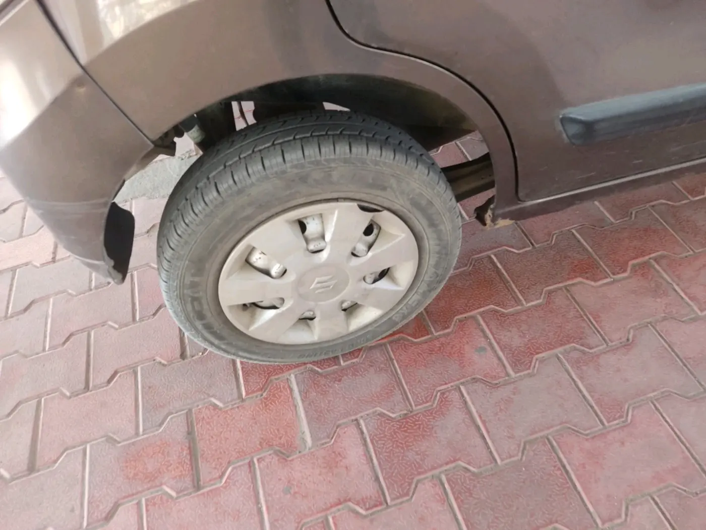 2013 Maruti Wagon R 1.0 LXI, Petrol, Manual, 1,29,835 km, tyre