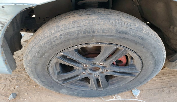 2011 Toyota Innova 2.5 G4 8 STR, Diesel, Manual, 1,67,861 km, tyre