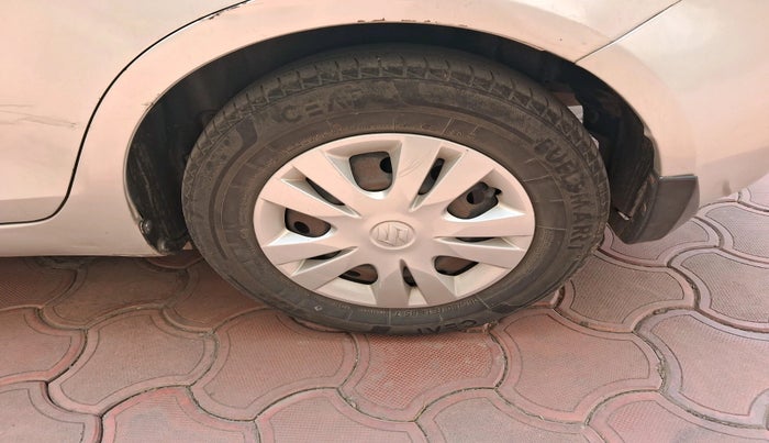 2013 Maruti Swift Dzire VXI, Petrol, Manual, 1,04,614 km, tyre