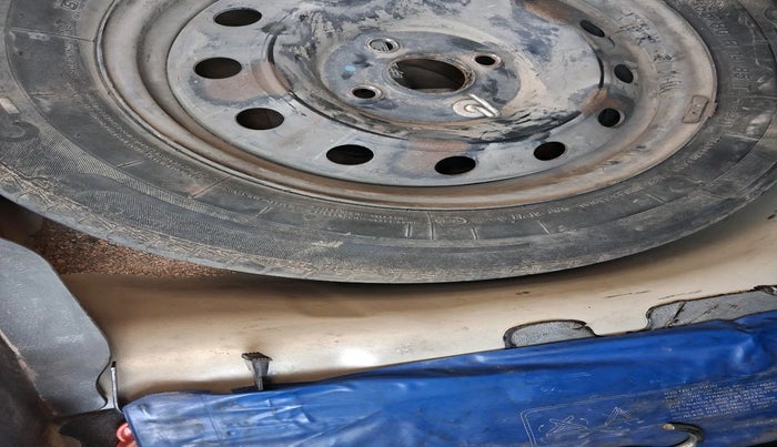 2013 Maruti Swift Dzire VXI, Petrol, Manual, 1,04,614 km, tyre