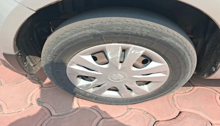2013 Maruti Swift Dzire VXI, Petrol, Manual, 1,04,614 km, tyre
