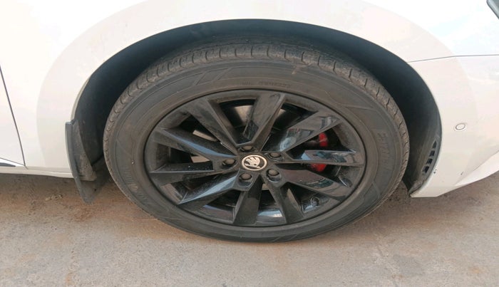 2017 Skoda Superb L&K 1.8 TSI AT, Petrol, Automatic, 67,246 km, tyre