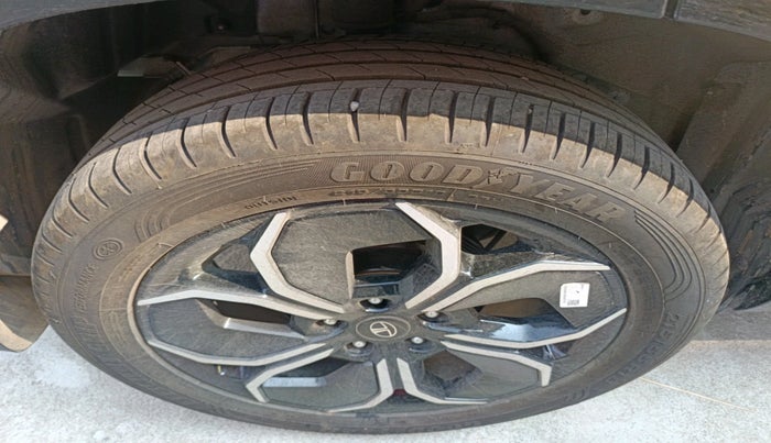 2025 Tata Curvv Creative Plus S 1.5 Diesel 7DCA, Diesel, Automatic, 4,811 km, tyre