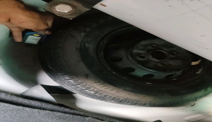 2014 Hyundai Eon ERA +, CNG, Manual, 46,559 km, tyre