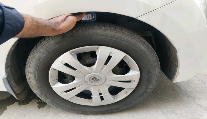 2014 Hyundai Eon ERA +, CNG, Manual, 46,559 km, tyre