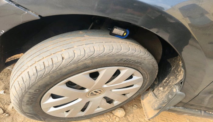 2016 Volkswagen Polo COMFORTLINE 1.2L, Petrol, Manual, 1,05,737 km, tyre