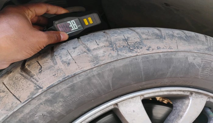 2017 Mahindra XUV500 W10 AT, Diesel, Automatic, 1,45,145 km, tyre