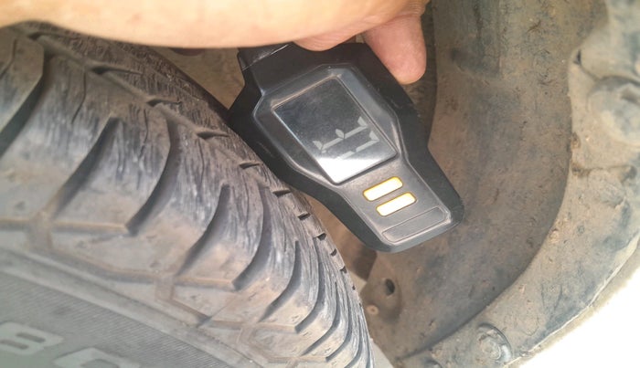 2011 Maruti Alto LXI, CNG, Manual, 1,09,143 km, tyre