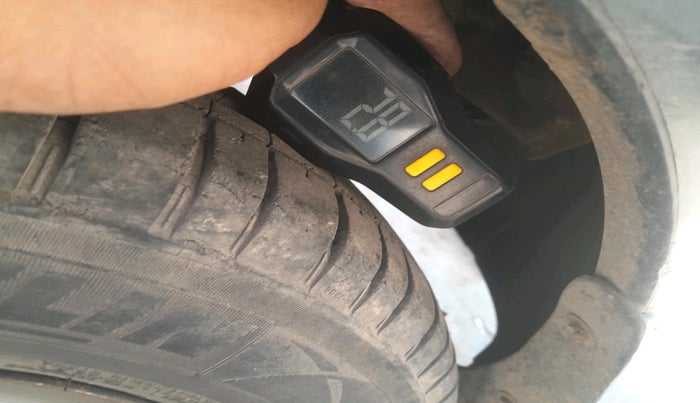 2011 Maruti Alto LXI, CNG, Manual, 1,09,143 km, tyre