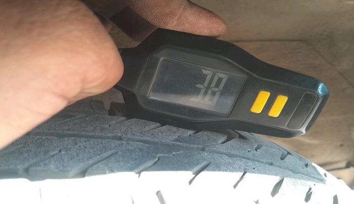 2011 Maruti Alto LXI, CNG, Manual, 1,09,143 km, tyre