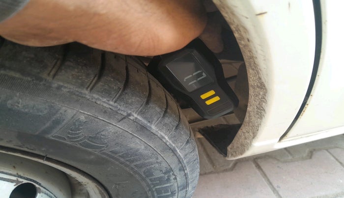 2011 Maruti Alto LXI, CNG, Manual, 1,09,143 km, tyre