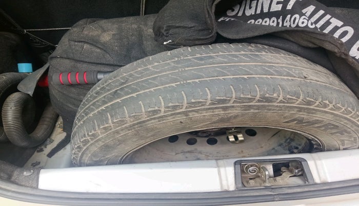 2011 Toyota Etios Liva G, CNG, Manual, 97,508 km, tyre