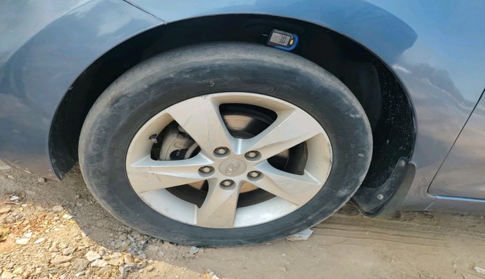 2013 Hyundai New Elantra 1.8 SX MT VTVT, Petrol, Manual, 1,02,170 km, tyre