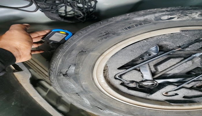 2013 Hyundai New Elantra 1.8 SX MT VTVT, Petrol, Manual, 1,02,170 km, tyre