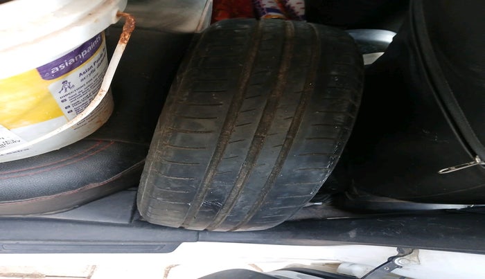 2019 Maruti Alto LXI, CNG, Manual, 1,23,195 km, tyre