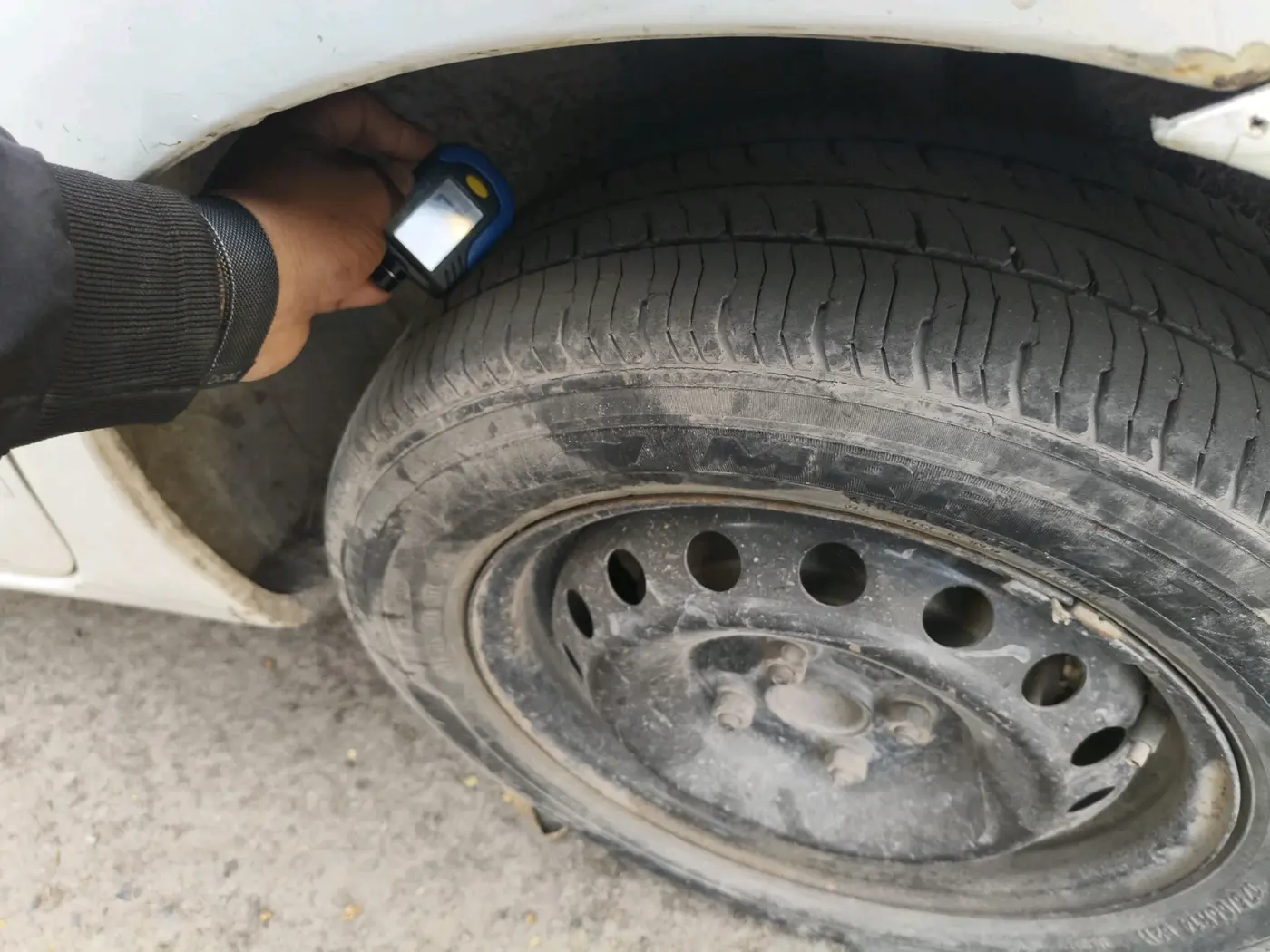 2011 Toyota Etios G, Petrol, Manual, 1,00,130 km, tyre