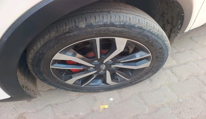 2020 Mahindra XUV300 W8 (O) 1.2 PETROL, Petrol, Manual, 41,553 km, tyre