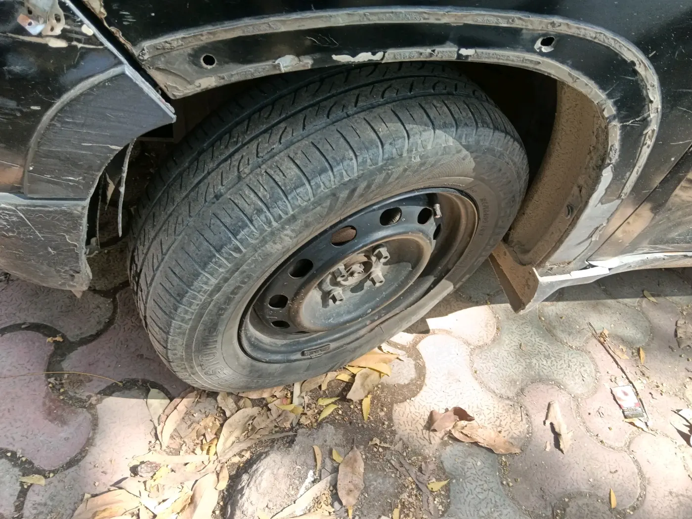2016 Mahindra Kuv100 K4 D 6 STR, Diesel, Manual, 80,000 km, tyre