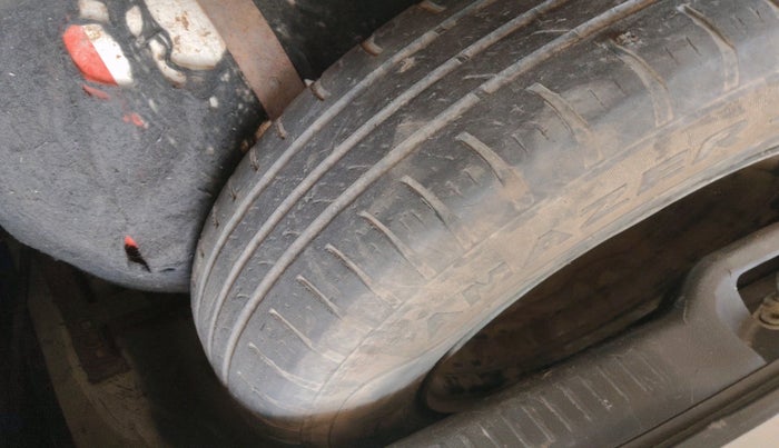 2020 Maruti Swift LXI, CNG, Manual, 81,167 km, tyre