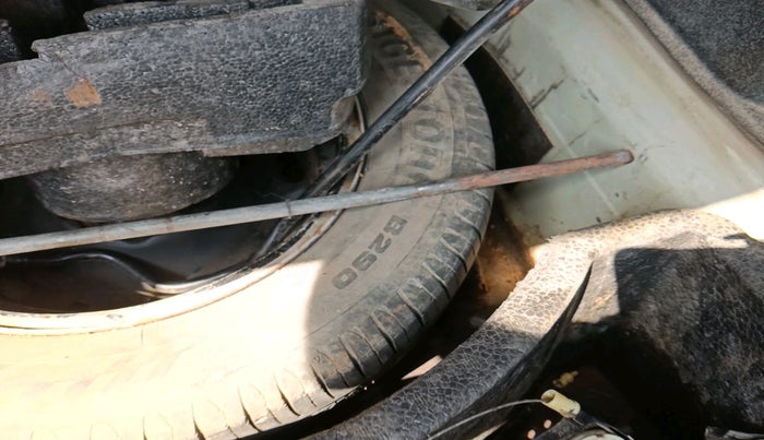 2011 Volkswagen Vento TRENDLINE 1.6, CNG, Manual, 1,78,335 km, tyre