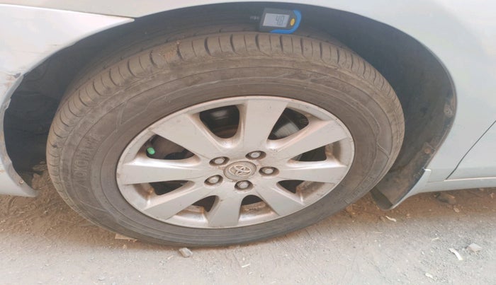 2006 Toyota Camry W2 AT, Petrol, Automatic, 1,45,741 km, tyre