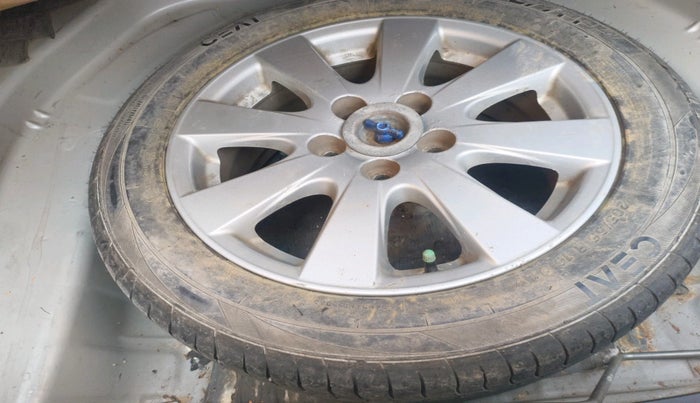 2006 Toyota Camry W2 AT, Petrol, Automatic, 1,45,741 km, tyre