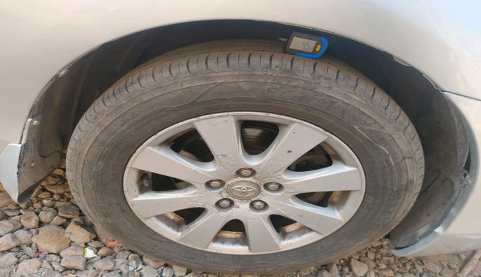 2006 Toyota Camry W2 AT, Petrol, Automatic, 1,45,741 km, tyre