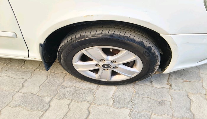 2009 Skoda Laura AMBIENTE 1.9 TDI MT, Diesel, Manual, 2,00,578 km, tyre