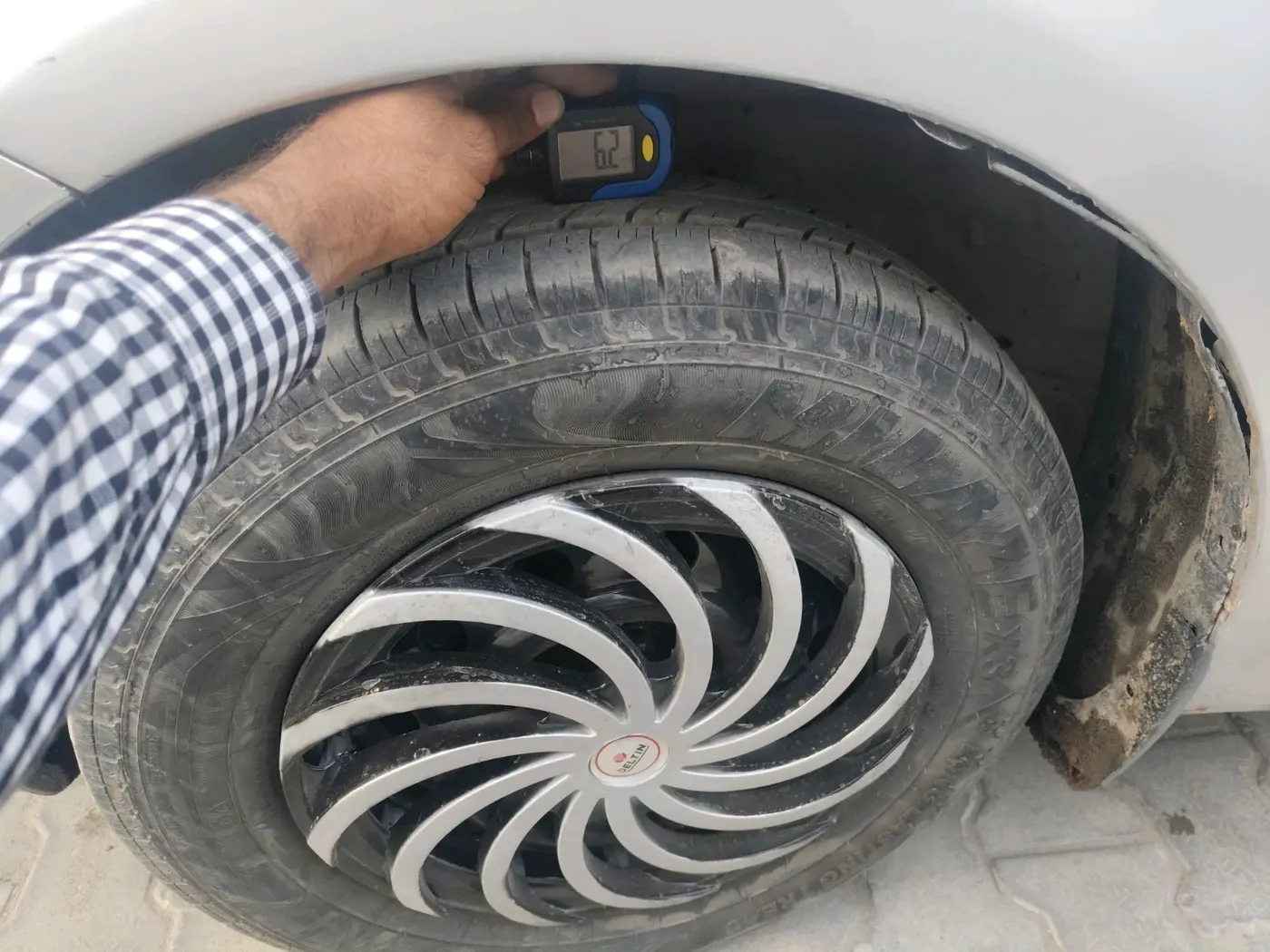 2013 Maruti Swift Dzire VXI, CNG, Manual, 2,18,090 km, tyre