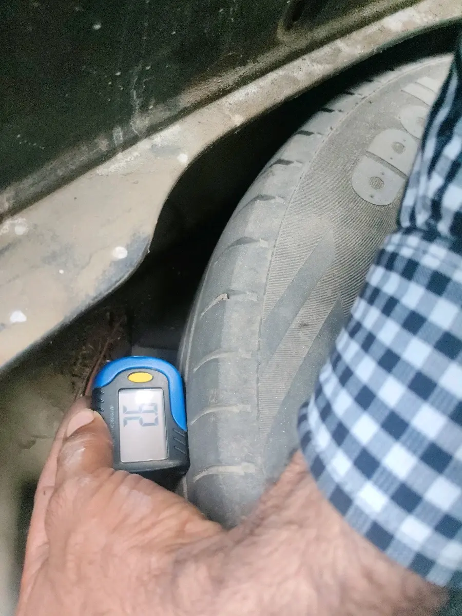 2013 Maruti Swift Dzire VXI, CNG, Manual, 2,18,090 km, tyre