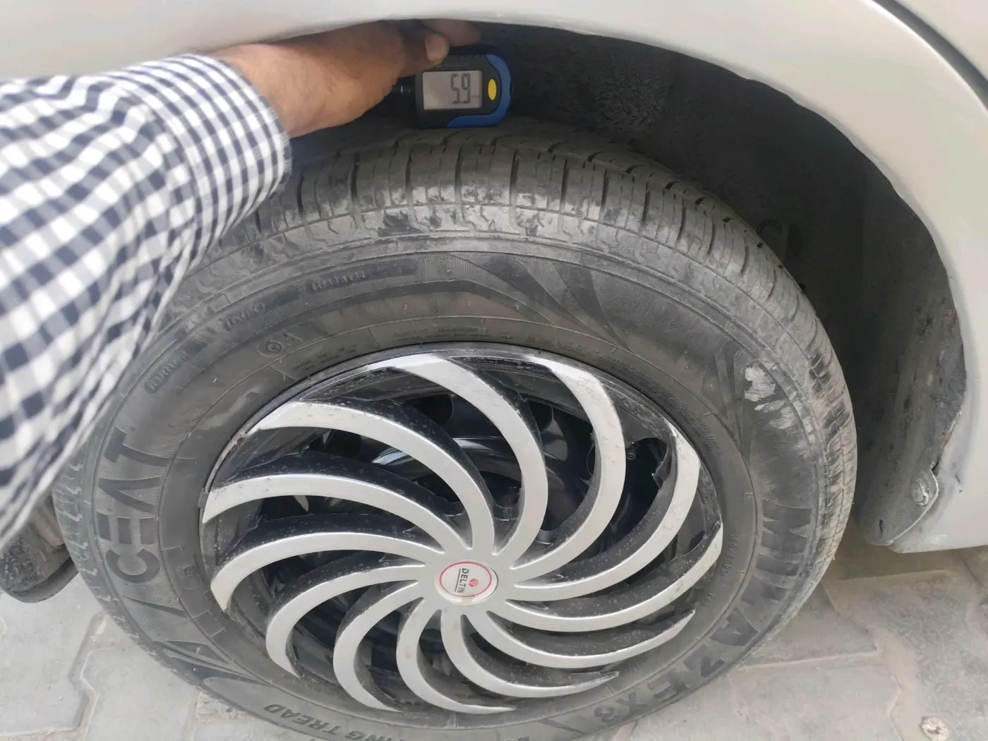 2013 Maruti Swift Dzire VXI, CNG, Manual, 2,18,090 km, tyre