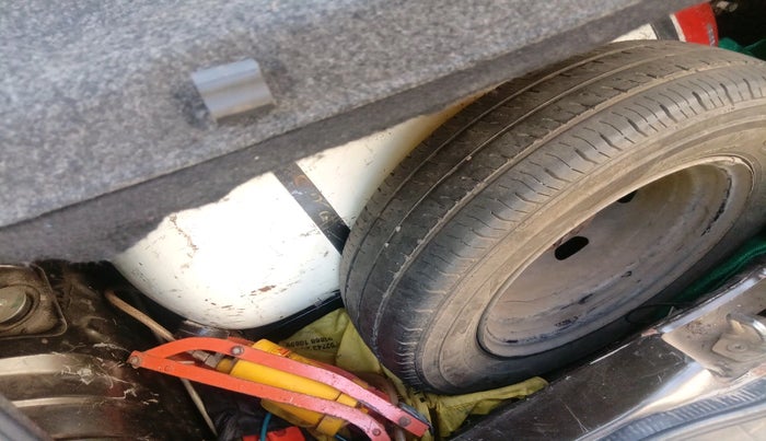 2017 Renault Kwid RXT 1.0 AMT (O), CNG, Automatic, 78,131 km, tyre